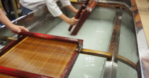 Let’s try making traditional Japanese paper in Ainokura!